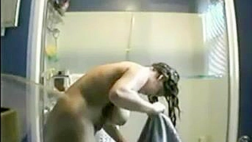 Donna procace spiata sotto la doccia sulla telecamera nascosta
