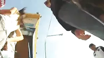 Miglior Upskirt Video Hot ragazza in Jeans attillati e breve mostra Ass