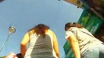 Miglior Upskirt Video Hot ragazza in Jeans attillati e breve mostra Ass