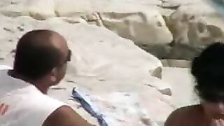 Frau auf Voyeur-Kamera Giving Blowjob am Strand gefilmt