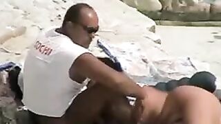 Frau auf Voyeur-Kamera Giving Blowjob am Strand gefilmt