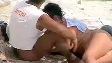 Frau auf Voyeur-Kamera Giving Blowjob am Strand gefilmt