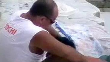 Frau auf Voyeur-Kamera Giving Blowjob am Strand gefilmt