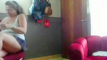 Naughty Hidden Cam Caught Delivery Man Surprised By Flashing Woman