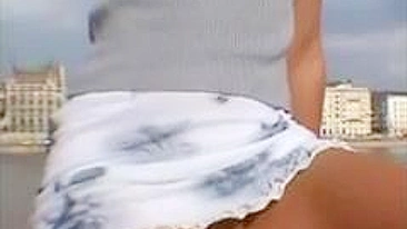 Video Girl Upskirt sans culotte Clignote Pussy en public