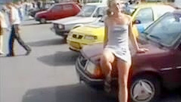 Video Girl Upskirt sans culotte Clignote Pussy en public