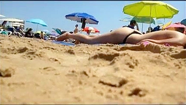 Boire à  la plage de Nice Voyeur Vidéo Deux dames Tourné à  moitié nue