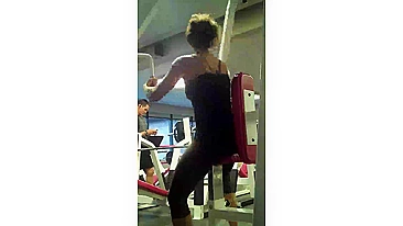 Real Amateur Hottie At The Gym Shows Electrifying Perfect Ass