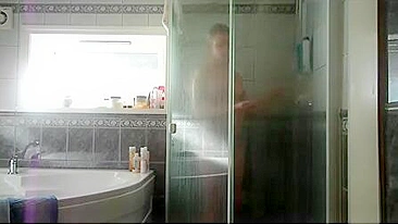 Sexy Cougar Rubs Her Juicy Cunt in Bath, Uses Water Stream to Fuck Herself Wild