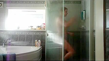 Sexy Cougar Rubs Her Juicy Cunt in Bath, Uses Water Stream to Fuck Herself Wild