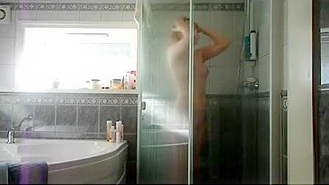 Sexy Cougar Rubs Her Juicy Cunt in Bath, Uses Water Stream to Fuck Herself Wild