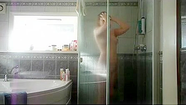 Sexy Cougar Rubs Her Juicy Cunt in Bath, Uses Water Stream to Fuck Herself Wild