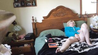 A Naughty MILF Mom Cumming Hard as She Jammed Her Fingers into Her Juicy Pussy!