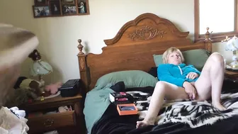 A Naughty MILF Mom Cumming Hard as She Jammed Her Fingers into Her Juicy Pussy!