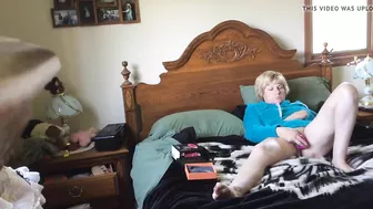 A Naughty MILF Mom Cumming Hard as She Jammed Her Fingers into Her Juicy Pussy!