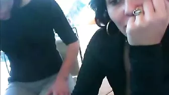 Brunette momma showing what she is capable of in a foot fetish scene