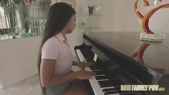 Bubble booty babe is going to gag on daddy's super meaty boner too