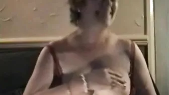 Mommy with a natural body is going to please her pussy and get off