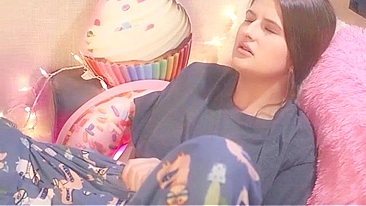 Incest hoe showing her opening and she is going to get off with passion