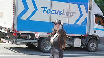 Slutty girl showing off and giving a great blowjob on the avenue