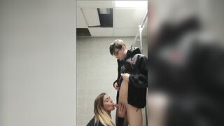 Caring mommy empties autistic son’s balls in the toilet of the mall to keep him calm