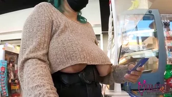 I am a very naughty mommy, I go shopping with bare tits