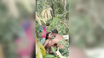 Leaked Desi MMs! A Tamil couple of lovers have sex in the jungle and are caught!