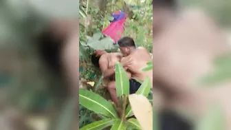 Leaked Desi MMs! A Tamil couple of lovers have sex in the jungle and are caught!