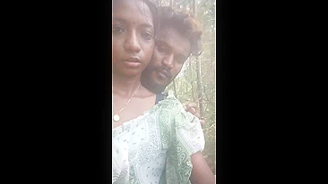 Leaked Desi MMs! Young Horney and Shy College Girl Fucking With Tution Master in the Jungle