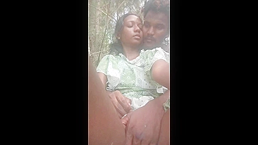 Leaked Desi MMs! Art Teacher Fucks his Young and Shy Student Outside in the Jungle