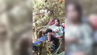 Leaked Desi MMs! Teen Boy licks the Pussy of an Tamil Student in a Public Park!