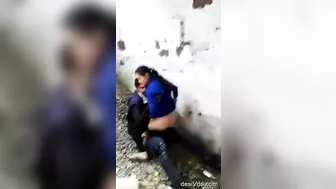 Leaked Desi MMS! A local boy spy on Indian wife cheating outdoor with her coworker!