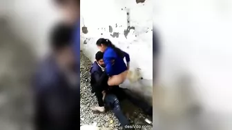 Leaked Desi MMS! A local boy spy on Indian wife cheating outdoor with her coworker!