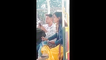 Leaked Desi MMs! Mad girl giving a head to her BF at the public park