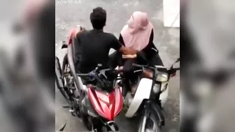 Leaked Desi MMS! Young Paki boy caught fingering neighbor muslim old aunty!