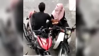 Leaked Desi MMS! Young Paki boy caught fingering neighbor muslim old aunty!