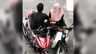 Leaked Desi MMS! Young Paki boy caught fingering neighbor muslim old aunty!
