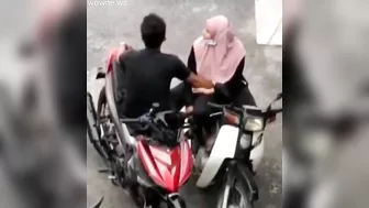 Leaked Desi MMS! Young Paki boy caught fingering neighbor muslim old aunty!