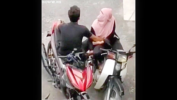 Leaked Desi MMS! Young Paki boy caught fingering neighbor muslim old aunty!