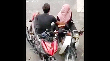 Leaked Desi MMS! Young Paki boy caught fingering neighbor muslim old aunty!