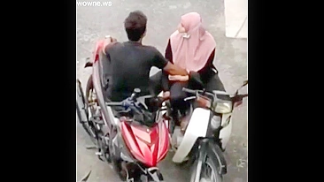 Leaked Desi MMS! Young Paki boy caught fingering neighbor muslim old aunty!