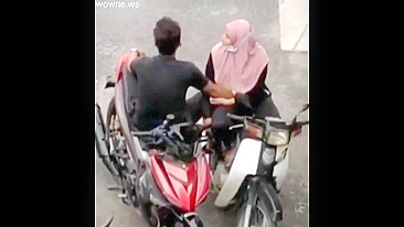 Leaked Desi MMS! Young Paki boy caught fingering neighbor muslim old aunty!