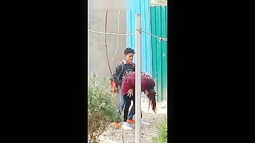 Leaked Desi MMS! Young Indian college couple caught doing sex outdoor