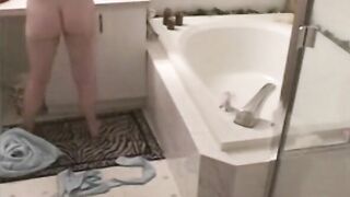 Spy, kink mom in the jacuzzi masturbates using a shower head and a jet of water