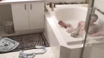 Spy, kink mom in the jacuzzi masturbates using a shower head and a jet of water