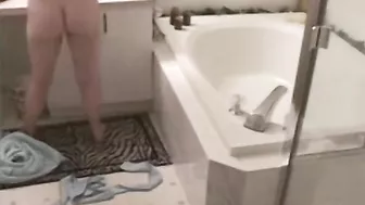 Spy, kink mom in the jacuzzi masturbates using a shower head and a jet of water
