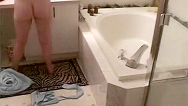 Spy, kink mom in the jacuzzi masturbates using a shower head and a jet of water