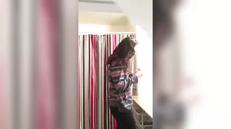 Raunchy Mommy's Orgasmic Twitch from Jetting Her Hot Hairy Twat in Tub