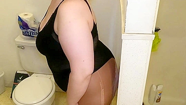 Mother Finds Her Daughter’s Wall Mounted Dildo, Banging It to Become a Shameless Skank