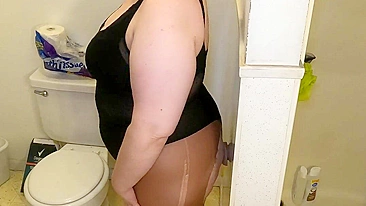 Mother Finds Her Daughter’s Wall Mounted Dildo, Banging It to Become a Shameless Skank